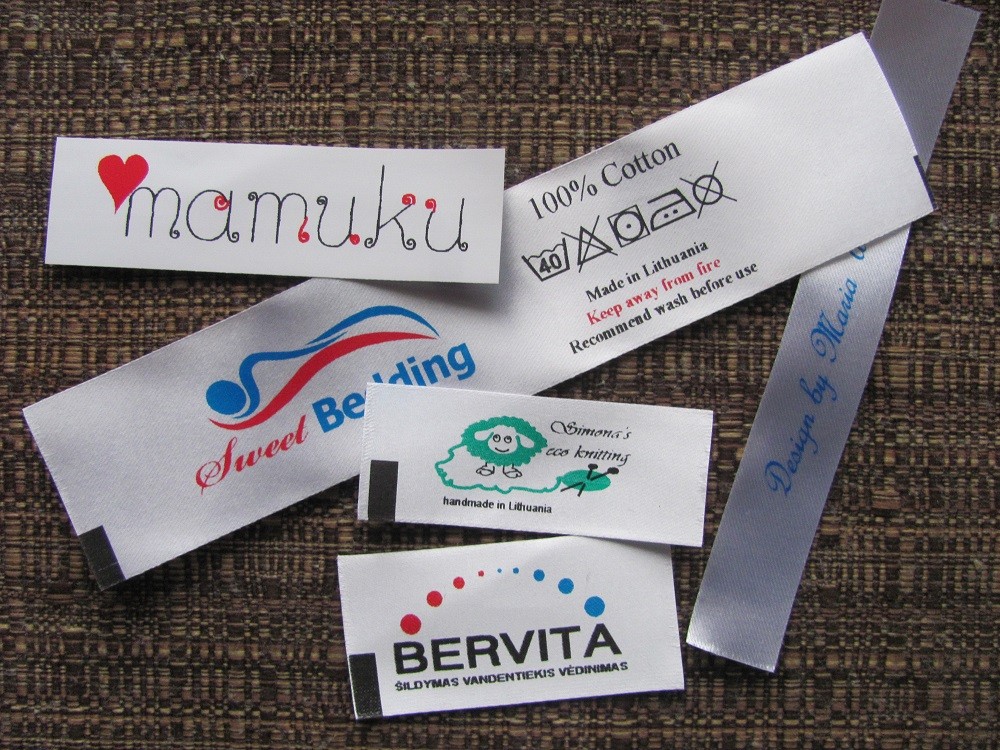 Coloured textile labels